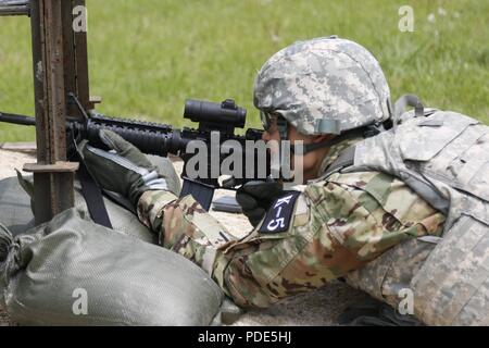 Cpl. Kim, Baek San, der in Jeju, Südkorea, 501St Military Intelligence Brigade zugeordnet, erwirbt ein Ziel in den Stress schießen Ereignis während der Achten Armee besten Krieger Wettbewerb, gehalten am Camp Casey, der Republik Korea, 14. Mai. Die Achte Armee BWC erkennt und wählt die am besten qualifizierten Junior eingetragen und nicht-Officer achte Armee bei der US-Army Pacific besten Krieger Konkurrenz an Schofield Barracks, HI, im Juni zu vertreten in Auftrag gegeben. Der Wettbewerb wird auch die Officer, Warrant Officer und koreanischen Augmentation der US-Armee Soldat an der Achten erkennen Stockfoto