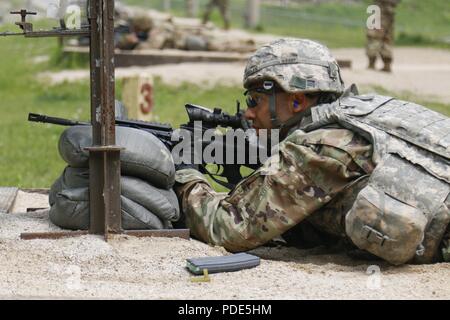 Staff Sgt. Fredis Kindelan, einer naiven von Biddeford, MIR, zu 501St Military Intelligence Brigade zugeordnet, erwirbt ein Ziel in den Stress schießen Ereignis während der Achten Armee besten Krieger Wettbewerb, gehalten am Camp Casey, der Republik Korea, 14. Mai. Die Achte Armee BWC erkennt und wählt die am besten qualifizierten Junior eingetragen und nicht-Officer achte Armee bei der US-Army Pacific besten Krieger Konkurrenz an Schofield Barracks, HI, im Juni zu vertreten in Auftrag gegeben. Der Wettbewerb wird auch die Officer, Warrant Officer und koreanischen Augmentation der US-Armee Soldaten erkennen an der Eig Stockfoto