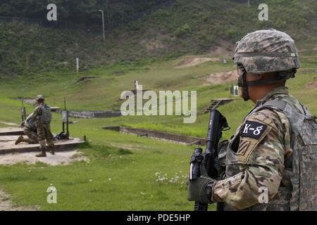 Cpl. Song, Tae Hoon, ein Eingeborener von Seoul, Südkorea, 1. gepanzerte Brigade Combat Team, 3rd Infantry Division als Teil der Rotationskräfte Unterstützung 2 Infanterie Division, verlässt die Strecke an den Stress schießen Ereignis während der Achten Armee besten Krieger Wettbewerb, im Camp Casey, der Republik Korea, 14. Mai statt. Die Achte Armee BWC erkennt und wählt die am besten qualifizierten Junior eingetragen und nicht-Officer achte Armee bei der US-Army Pacific besten Krieger Konkurrenz an Schofield Barracks, HI, im Juni zu vertreten in Auftrag gegeben. Der Wettbewerb wird auch die Durchführung von erkennen Stockfoto