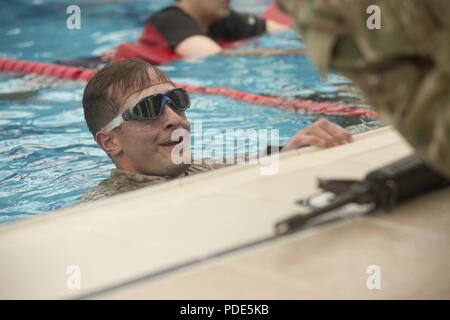 Us-Armee Cpl. Jakob Biene, zum 2 Infanterie Division, eine Auszeit nimmt, während das Wasser Überlebensfähigkeit Test während der Achten Armee besten Krieger Wettbewerb im Camp Casey, der Republik Korea, 13. Mai 2018 durchführen. Die Achte Armee besten Krieger Wettbewerb wird gehalten, zu erkennen und die qualifiziertesten Junior wählen Sie Soldaten und nicht-Officer achte Armee bei der US-Army Pacific besten Krieger Konkurrenz an Schofield Barracks, HI darzustellen in Auftrag gegeben. Der Wettbewerb wird auch die Officer, Warrant Officer und koreanischen Augmentation der US-Armee Soldat an Th erkennen Stockfoto