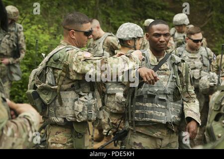 Us-Armee WO1 Jonathan R. Myers, der 501St Military Intelligence Brigade zugeordnet, unterstützt WO1 Lamaar Pernell, auf die 1 Signal Brigade zugeordnet, mit seiner Verteidigung erweiterte GPS-Empfänger während der Achten Armee besten Krieger Wettbewerb im Camp Casey, der Republik Korea, 14. Mai 2018. Die Achte Armee besten Krieger Wettbewerb wird gehalten, zu erkennen und die qualifiziertesten Junior wählen Sie Soldaten und nicht-Officer achte Armee bei der US-Army Pacific besten Krieger Konkurrenz an Schofield Barracks, HI darzustellen in Auftrag gegeben. Der Wettbewerb wird auch die Officer, warran erkennen Stockfoto