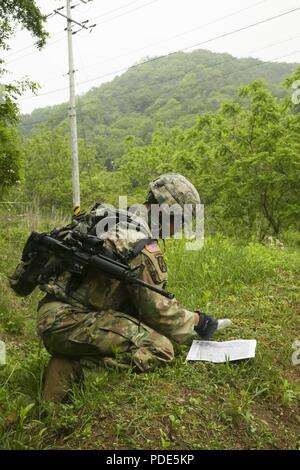 U.S. Army Staff Sgt. Fredis Kindelin, der 501St Military Intelligence Brigade zugeordnet, sammelt seine Materialien, bevor Sie ins Land navigation Kurs während der Achten Armee besten Krieger Wettbewerb im Camp Casey, der Republik Korea, 14. Mai 2018. Die Achte Armee besten Krieger Wettbewerb wird gehalten, zu erkennen und die qualifiziertesten Junior wählen Sie Soldaten und nicht-Officer achte Armee bei der US-Army Pacific besten Krieger Konkurrenz an Schofield Barracks, HI darzustellen in Auftrag gegeben. Der Wettbewerb wird auch die Officer, Warrant Officer und koreanischen Aug erkennen Stockfoto