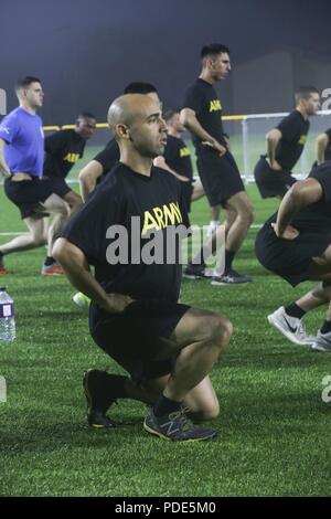 U.S. Army Staff Sgt. Fredis Kindelin, der 501St Military Intelligence Brigade zugewiesen, führt körperliche Readiness Training warm-up Übungen während der Achten Armee besten Krieger Wettbewerb im Camp Casey, der Republik Korea, 14. Mai 2018. Die Achte Armee besten Krieger Wettbewerb wird gehalten, zu erkennen und die qualifiziertesten Junior wählen Sie Soldaten und nicht-Officer achte Armee bei der US-Army Pacific besten Krieger Konkurrenz an Schofield Barracks, HI darzustellen in Auftrag gegeben. Der Wettbewerb wird auch die Officer, Warrant Officer und koreanischen Augmentation in die USA erkennen Stockfoto