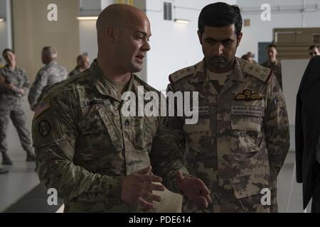 West Virginia Army National Guard Staff Sgt. Adam Landers Schriftsatz Brig. Gen. Yousef Al Kuwari, der Qatar Defence Attaché, auf die Ausrüstung und die Mission der swift Wasserrettung Programm Mai 14, 2018 McLaughlin Air National Guard Base, Charleston, W. Virginia. Mitglieder des Qatar Defence Attaché Amt der Katar Botschaft in den Vereinigten Staaten, die von Katar Bundesministerium der Verteidigung, erörtert die Entwicklung weiterer Beziehungen zwischen Katar und West Virginia während ihres Besuchs. Stockfoto