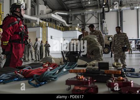 West Virginia Army National Guard Staff Sgt. Adam Landers Schriftsatz Mitglieder des Qatar Defence Attaché an die Ausrüstung und die Mission der swift Wasserrettung Programm Mai 14, 2018 McLaughlin Air National Guard Base, Charleston, W. Virginia. Mitglieder des Qatar Defence Attaché Amt der Katar Botschaft in den Vereinigten Staaten, die von Katar Bundesministerium der Verteidigung, erörtert die Entwicklung weiterer Beziehungen zwischen Katar und West Virginia während ihres Besuchs. Stockfoto