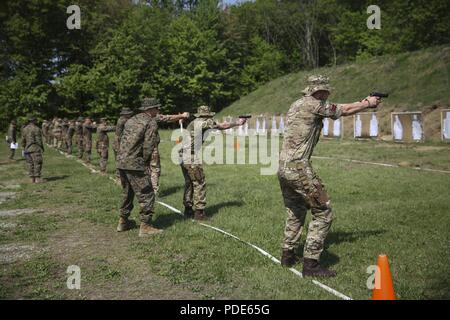 Us Marine Sgt. Thomas J. Smarch jr., Bereich Trainer mit Unterstützung der Techniker, 6 Techniker, 4. Marine Logistics Group, Trainer der Schusslinie der integrierten Marines mit 6 ESB und britischen Kommandoeinheiten mit 131 Commando Squadron Royal Engineers, britische Armee, an der pistolestrecke während der Übung rote Dolch am Fort Indiantown Gap, Pa, 15. Mai 2018. Übung rote Dolch ist eine bilaterale Übung, die Marines die Möglichkeit, Taktiken, Techniken und Verfahren sowie Aufbau von Arbeitsbeziehungen mit ihren britischen Kollegen. Stockfoto