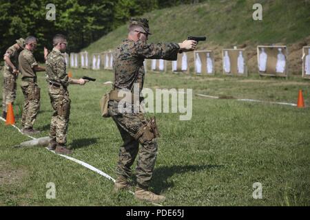 Us Marine Lance Cpl. Mitchell R. Neimann, schwere Ausrüstung Fahrer mit dem Ingenieur Unternehmen C, 6 Techniker, 4. Marine Logistik Gruppe, feuert seine Waffe an der Pistolestrecke neben British Commando mit 131 Commando Squadron Royal Engineers, britische Armee, während der übung Rote Dolch am Fort Indiantown Gap, Pa, 15. Mai 2018. Übung rote Dolch ist eine bilaterale Übung, die Marines die Möglichkeit, Taktiken, Techniken und Verfahren sowie Aufbau von Arbeitsbeziehungen mit ihren britischen Kollegen. Stockfoto
