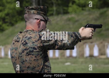 Us Marine Lance Cpl. Mitchell R. Neimann, schwere Ausrüstung Fahrer mit dem Ingenieur Unternehmen C, 6 Techniker, 4. Marine Logistik Gruppe, feuert seine Waffe an der pistolestrecke während der Übung rote Dolch am Fort Indiantown Gap, Pa, 15. Mai 2018. Übung rote Dolch ist eine bilaterale Übung, die Marines die Möglichkeit, Taktiken, Techniken und Verfahren sowie Aufbau von Arbeitsbeziehungen mit ihren britischen Kollegen. Stockfoto