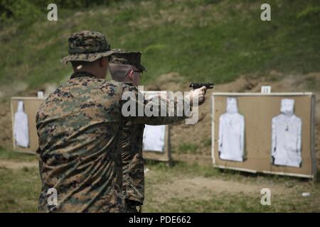 Us Marine Sgt. Thomas J. Smarch jr., Bereich Trainer mit Unterstützung der Techniker, 6 Techniker, 4. Marine Logistics Group, Trainer des US Marine Lance Cpl. Ryan W. Carlson, Bereich radio Operator mit H&S Co., auf der Schusslinie am Pistolestrecke während der Übung rote Dolch am Fort Indiantown Gap, Pa, 15. Mai 2018. Übung rote Dolch ist eine bilaterale Übung, die Marines die Möglichkeit, Taktiken, Techniken und Verfahren sowie Aufbau von Arbeitsbeziehungen mit ihren britischen Kollegen. Stockfoto