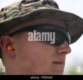 Us Marine Sgt. Thomas J. Smarch jr., Bereich Trainer mit Unterstützung der Techniker, 6 Techniker, 4. Marine Logistik Gruppe, Blicke in die Schusslinie im Live Fire pistolestrecke während der Übung rote Dolch am Fort Indiantown Gap, Pa, 15. Mai 2018. Übung rote Dolch ist eine bilaterale Übung, die Marines die Möglichkeit, Taktiken, Techniken und Verfahren sowie Aufbau von Arbeitsbeziehungen mit ihren britischen Kollegen. Stockfoto