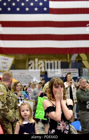 Kelsey fördern und ihre Tochter Claire antizipieren, die bevorstehende Ankunft von Sgt. Ashton fördern bei Joint Base Elmendorf-Richardson's Hangar 1 Sonntag, 13. Fast 300 Fallschirmjäger, von der US-Armee Alaska 4 Infantry Brigade Combat Team (Airborne), 25 Infanterie Division, wurden wir von einem 9-monatigen Einsatz in Afghanistan zur Unterstützung der Operation, die die Freiheit des Sentinel. (Armee Stockfoto