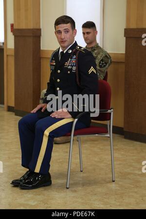 Us-Armee Cpl. Jakob Biene, beheimatet in Naples, Florida zum 2 Infanterie Division, Antworten eine Frage an der Junior Soldaten während der Achten Armee 2018 besten Krieger Wettbewerb, im Camp Casey, der Republik Korea, 15. Mai 2018 statt. Die Achte Armee besten Krieger Wettbewerb wird gehalten, zu erkennen und die qualifiziertesten Junior wählen Sie Soldaten und nicht-Officer achte Armee bei der US-Army Pacific besten Krieger Konkurrenz an Schofield Barracks, HI darzustellen in Auftrag gegeben. Der Wettbewerb wird auch erkennen die Top Performing Officer, Warrant Officer und koreanischen Augmentation zu t Stockfoto