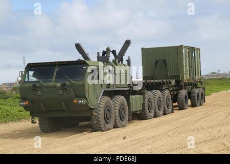 Eine MKR-18 cargo Oshkosh Logistic System des Fahrzeugs Ersatz liefert taktische Ausrüstung und Zubehör zur Unterstützung der (CLB-3) Übung zur Bekämpfung der Logistik Bataillon 3 an Ft. Hase Strand auf der Marine Corps Base Hawaii, 15. Mai 2018. CLB-3 hielt eine Reihe von Veranstaltungen während der Woche, um ihre Bereitschaft, Marines bereitstellen zu verbessern. Stockfoto