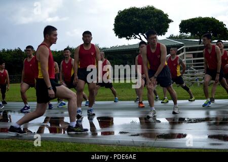 Singapur Soldaten Ausdehnung als Gruppe vor Beginn der Sport Tag der Übung in der 298th Regiment, dokumentenportal Training (MFTU), Regional Training Institute (RTI), Kailua, Hawaii, am 15. Mai 2018. Singapur Armee Soldaten in der 6. Division, Singapur Armee und 10 Singapur Infanterie Brigade spielte eine verschiedene sportliche Veranstaltungen mit US-Soldaten der 3. Brigade Combat Team (3 BCT), 25 Infanterie Division (25-ID); die 29 Infantry Brigade Combat Team (Ibct) 29, Oklahoma Army National Guard (HIARNG); die zivilen Angelegenheiten 426th Battalion, Oklahoma Army National Stockfoto