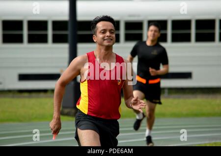 Ein Singapur Armee Soldat konkurriert in einem Staffellauf beim Sport Tag der Tiger Balm 18 an der 298th Regiment, dokumentenportal Training (MFTU), Regional Training Institute (RTI), Kailua, Hawaii, am 15. Mai 2018. Singapur Soldaten in der 6. Division, Singapur Armee und 10 Singapur Infanterie Brigade spielte eine verschiedene sportliche Veranstaltungen mit US-Soldaten der 3. Brigade Combat Team (3 BCT), 25 Infanterie Division (25-ID); die 29 Infantry Brigade Combat Team (Ibct) 29, Oklahoma Army National Guard (HIARNG); die zivilen Angelegenheiten 426th Battalion, Oklahoma Army National Guard (CARN Stockfoto