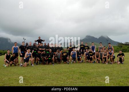 Usa und Singapur Soldaten feiern ihre Zeit zusammen Sport Tag der Tiger Balm 18 an der 298th Regiment, dokumentenportal Training (MFTU), Regional Training Institute (RTI), Kailua, Hawaii, am 15. Mai 2018. Singapur Soldaten in der 6. Division, Singapur Armee und 10 Singapur Infanterie Brigade spielte eine verschiedene sportliche Veranstaltungen mit US-Soldaten der 3. Brigade Combat Team (3 BCT), 25 Infanterie Division (25-ID); die 29 Infantry Brigade Combat Team (Ibct) 29, Oklahoma Army National Guard (HIARNG); die zivilen Angelegenheiten 426th Battalion, Oklahoma Army National Guard ( Stockfoto