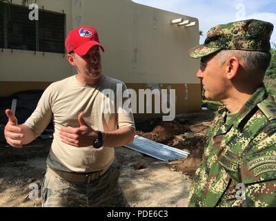 Us Southern Command Direktor der Übungen und Koalition Angelegenheiten (J -7/9), kolumbianische Armee Brig. Gen. Juan Pablo Forero, rechts, bespricht Bau fortschritt der Medizinischen Klinik in der Stadt Zapatecoluca, El Salvador mit US Air Force Maj. Seth Foulkes während Über den Horizont hinaus - 2018. Über den Horizont hinaus ist eine ist eine kombinierte Bereitschaft Übung zwischen US Southern Command und seine Komponenten und der Regierung von El Salvador. BTH bietet medizinische und Bau Programme für Gemeinschaften in El Salvador. Die Bau- und medizinischen Projekten Auftreten von Anfang Mai durch Stockfoto