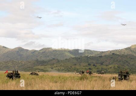 Us Marine Corps MV-22 B Fischadler von Marine Medium Tiltrotor Squadron 265, 1 Marine Flugzeugflügel, löschen Sie die Landing Zone als US-Marines aus Echo-Gesellschaft, 2.BATAILLON, 8 Marine Regiment, laden in AAV7A1 Assault amphibische Fahrzeuge zu Beginn einer kombinierten Waffen live-fire Übung (CALFEX) Colonel Ernesto Ravina Air Base, Tarlac, Philippinen, 15. Mai 2018, als Teil der Übung Balikatan. Die CALFEX ist entworfen, um die Zusammenarbeit und Interoperabilität zwischen philippinischen und US-Streitkräfte wie die beiden Armeen zu zeigen weiterhin ihre Verpflichtung zur Ausbildung und zum Austausch von Informationen zu impro Stockfoto