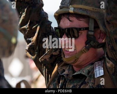 Us Marine Corps Cpl. Michael Trull beteiligt sich an einem Gegenstand fachlichen Austausch mit der philippinischen Armee und Marine während der Übung Balikatan, Colonel Ernesto Ravina Air Base, Tarlac, Philippinen, 14. Mai 2018. Die vereinten Kräfte arbeiteten zusammen, einstöckige und zweistöckigen Brücken Simulation von Szenarien zu errichten. Trull, Charlotte, North Carolina native ist ein Kampf Ingenieur mit Brücke, 9 Techniker, 3. Marine Logistics Group. Übung Balikatan, in seiner 34. Iteration, ist eine jährliche US-Philippinischen militärische Ausbildung Übung konzentriert sich auf eine Vielzahl von Stockfoto