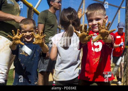 CAMP SCHWAB, Okinawa, Japan - Kinder posieren für ein Stockfoto