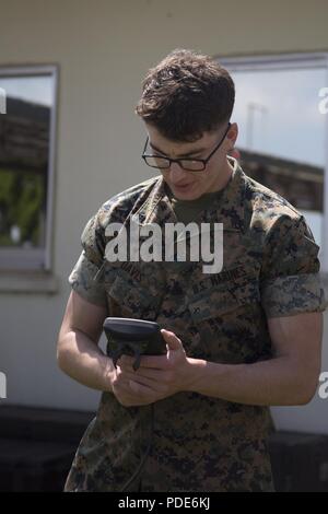 Wab FUTENMA, Okinawa, Japan - Lance Cpl. Elijah Davis sieht auf einem der Monitore eine Wetter lokale Unterstation 15. Mai an Bord der Marine Corps Air Station Futenma, Okinawa, Japan. Die lokale Unterstation verwendet Witterungsbedingungen in einem bestimmten Bereich zu analysieren. Meteorologie und ozeanologie Marines verwenden Sie es, um zu helfen, die Wetterbedingungen, die zu einem bestimmten Zeitpunkt ermitteln. Davis ist ein METOC Analyst forecaster mit Hauptsitz und Sitz unterstützen, MCAS Futenma. Stockfoto