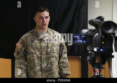 Cpl. Jakob Biene, Naples, FL Eingeborener, in den 1. gepanzerte Brigade Combat Team, 3rd Infantry Division, die Unterstützung der 2.Infanterie Division als Teil der Rotationskräfte, führt eine Kamera Interview mit einem media-player während der Achten Armee 2018 besten Krieger Wettbewerb, gehalten am Camp Casey, der Republik Korea, 16. Mai 2018. Die Achte Armee besten Krieger Wettbewerb wird gehalten, zu erkennen und die qualifiziertesten Junior wählen Sie Soldaten und nicht-Officer achte Armee bei der US-Army Pacific besten Krieger Konkurrenz an Schofield Barracks, HI darzustellen in Auftrag gegeben. Die competitio Stockfoto