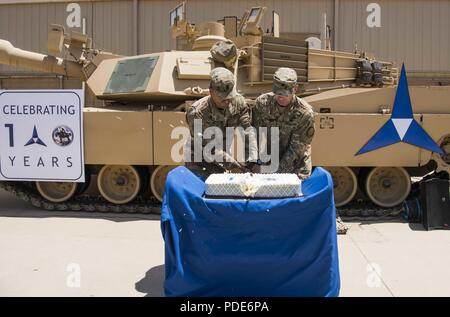 Us-Armee Oberstleutnant Craig Martin, Commander, Task Force Battle, Betrieb inhärenten lösen kann, und der Befehl "Sgt. Maj. Louis De Leon, Bataillon Sgt. Maj. Schneiden Sie einen Kuchen die III Corps 100 Jahr Jubiläum Festakt zu Ende, 16. Mai 2018, im Camp Arifjan, Kuwait. Die III Korps wurde während des Zweiten Weltkrieges organisierte ich, am 16. Mai 1918, in Frankreich. Es war der dritte von vier neue Corps aktiviert Alliierten Kräfte wie die American Expeditionary Force im Kampf gegen die Mittelmächte in Europa unterstützen. Stockfoto