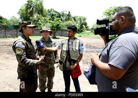 Salvadorianische Armee 1. Lt Yamilet Alabi und US Army 1st Lieutenant Alisa Pybus, sowohl Projektmanager für die Joint Task Force - Hoffnung, Interaktion mit lokalen Medien während der Operationen in einem der fünf Baustellen als Teil der über den Horizont 2018 im Stadtteil La Paz, El Salvador am 14. Mai. BTH 2018 ist eine humanitäre Training Mission durch die US-Armee Southern Command und die salvadorianische Armee, in der sowohl militärische Kräfte, zusammen mit regionalen Anbietern, medizinische, zahnmedizinische und Engineering Services durchführen wird gefördert. (National Guard Stockfoto