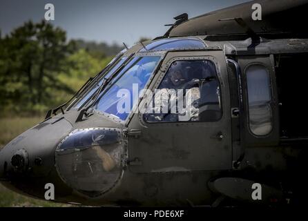 New Jersey Army National Guard Kapitän Andre Stevenson, ein UH-60L Black Hawk Pilot aus dem 1 Assault Helicopter Bataillon, 150 Aviation Regiment, Taxis für den Start bei Joint Base Mc Guire-Dix - Lakehurst, New Jersey, 15. Mai 2018. Stockfoto