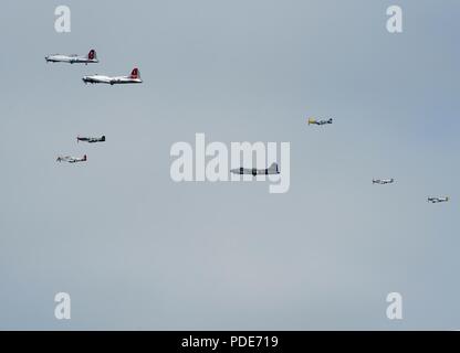 Einen Flug der B-17 Flying Festungen und P-51 Mustang fliegen über Wright-Patterson Air Force Base, Ohio, und dem Nationalen Museum der United States Air Force am Morgen des 16. Mai 2018. Der Flug des Zweiten Weltkriegs Oldtimer war nur eine der Veranstaltungen zur Eröffnung des Museums Memphis Belle aufweisen. Die Memphis Belle ist der berühmteste Flying Fortress, die ersten, die man in der Lage, in die Usa zu folgenden 25 Einsätze in Europa während des Krieges besetzt. Stockfoto