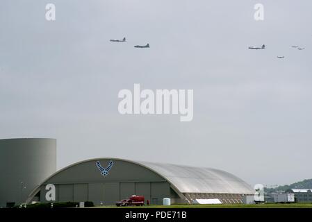 Einen Flug der B-17 Flying Festungen und P-51 Mustang fliegen über dem nationalen Museum der United States Air Force auf der Wright-Patterson Air Force Base, Ohio, 16. Mai 2018. Der Flug des Zweiten Weltkriegs Oldtimer war einer der Veranstaltungen zur Eröffnung des Museums Memphis Belle aufweisen. Die Memphis Belle ist der berühmteste Flying Fortress, die ersten, die man in der Lage, in die Usa zu folgenden 25 Einsätze in Europa während des Krieges besetzt. Stockfoto