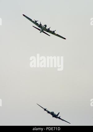 Ein paar der B-17 Flying Festungen nimmt teil an einer Überführung durch einen Flug von Vintage Weltkrieg II Flugzeuge über dem nationalen Museum der United States Air Force auf der Wright-Patterson Air Force Base, Ohio, 16. Mai 2018. Der Flug des Zweiten Weltkriegs Oldtimer war nur eine der Veranstaltungen zur Eröffnung des Museums Memphis Belle aufweisen. Die untere Ebene dargestellt die Memphis Belle in einem 90er-Film erzählt die Geschichte von der Ebene und ihre Crew über besetzten Europa. Stockfoto