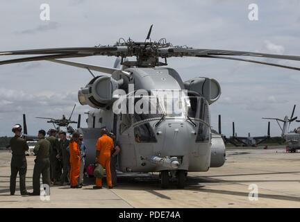 Us-Marines stehen neben der ersten CH-53K König Hengst in der Marine Corps Air Station New River, North Carolina, 16. Mai 2018. Die Flugzeuge zu WAB New River ist ein weiterer Meilenstein auf - Zeit für künftige schwere das US Marine Corps'-lift Hubschrauber Programm. Personal mit Marine Funktionsprüfung und Evaluation Squadron 1 wird der CH-53K in die supportfähigkeit Test Plan, wo Sie eine logistische Bewertung auf die Wartung, Erhaltung und die logistische Unterstützung des Königs Hengst Verhalten bringen. Die CH-53K gemeint ist die Flotte der Marine Corps" von CH-53E schwer zu ersetzen - Aufzug Heli Stockfoto