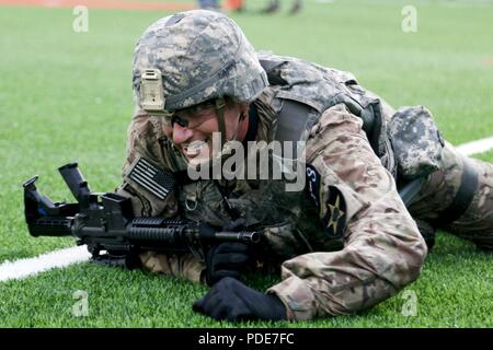 Sgt. 1. Klasse Terrance Widmer, Ancona, IL Eingeborener, zum 2 Infanterie Division/ROK-US kombinierte Geschäftsbereich zugeordnet sind, führt die hohe kriechen während der körperlichen Fitness Challenge teil der Achten Armee 2018 besten Krieger Wettbewerb, gehalten am Camp Casey, der Republik Korea, Mai 17. Die Achte Armee besten Krieger Wettbewerb wird gehalten, zu erkennen und die qualifiziertesten Junior wählen Sie Soldaten und nicht-Officer achte Armee bei der US-Army Pacific besten Krieger Konkurrenz an Schofield Barracks, HI darzustellen in Auftrag gegeben. Der Wettbewerb wird auch die Officer, warran erkennen Stockfoto