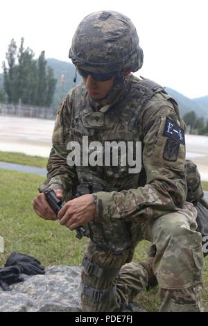 Spc. Xavier Morales, ein Albuquerque, NM native, 35th Air Defense Artillery Brigade zugewiesen, führt eine Prüfung auf eine M9 Pistole während des Tages einsätzen Teil der Achten Armee 2018 besten Krieger Wettbewerb, im Camp Casey, der Republik Korea, 17. Mai statt. Die Achte Armee besten Krieger Wettbewerb wird gehalten, zu erkennen und die qualifiziertesten Junior wählen Sie Soldaten und nicht-Officer achte Armee bei der US-Army Pacific besten Krieger Konkurrenz an Schofield Barracks, HI darzustellen in Auftrag gegeben. Der Wettbewerb wird auch die Officer, Warrant Officer und Korea erkennen Stockfoto