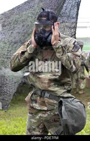 Spc. Xavier Morales, ein Albuquerque, NM native, 35th Air Defense Artillery Brigade zugeordnet, löscht seine schützende Maske während des Tages einsätzen Teil der Achten Armee 2018 besten Krieger Wettbewerb, im Camp Casey, der Republik Korea, 17. Mai statt. Die Achte Armee besten Krieger Wettbewerb wird gehalten, zu erkennen und die qualifiziertesten Junior wählen Sie Soldaten und nicht-Officer achte Armee bei der US-Army Pacific besten Krieger Konkurrenz an Schofield Barracks, HI darzustellen in Auftrag gegeben. Der Wettbewerb wird auch die Officer, Warrant Officer und koreanischen Augmentation t erkennen Stockfoto