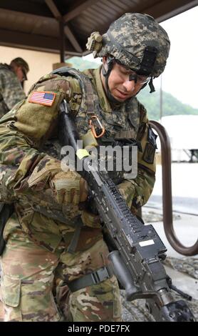 Warrant Officer Jonathan Myers, ein Eingeborener von Allentown, PA, montiert ein M240 Maschinengewehr am Tag Einsätze Herausforderung während der Achten Armee 2018 besten Krieger Wettbewerb, im Camp Casey, der Republik Korea, 17. Mai statt. Die Achte Armee BWC wird gehalten, zu erkennen und die qualifiziertesten Junior wählen Sie Soldaten und nicht-Officer achte Armee bei der US-Army Pacific besten Krieger Konkurrenz an Schofield Barracks, HI, im Juni zu vertreten in Auftrag gegeben. Der Wettbewerb wird auch die Officer, Warrant Officer und koreanischen Augmentation der US-Armee Soldaten erkennen an der Achten Armee l Stockfoto