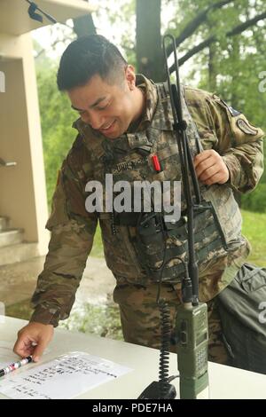 Us-Armee CW2 William Uhila, ein Eingeborener von Fremont, Ca, zu den 65 medizinische Brigade zugeordnet, liest eine neun-line ein Blatt am Tag Einsätze Kurs während der Achten Armee 2018 besten Krieger Wettbewerb, im Camp Casey, der Republik Korea, 17. Mai 2018 statt. Die Achte Armee besten Krieger Wettbewerb wird gehalten, zu erkennen und die qualifiziertesten Junior wählen Sie Soldaten und nicht-Officer achte Armee bei der US-Army Pacific besten Krieger Konkurrenz an Schofield Barracks, HI darzustellen in Auftrag gegeben. Der Wettbewerb wird auch die Officer, Warrant Officer und koreanischen Augmentation t erkennen Stockfoto