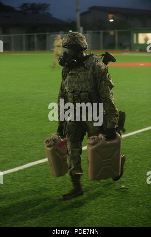 Us-Armee Sgt. Williams Stallworth, ein Eingeborener von Rialto, CA, dem 19 Expeditionary Sustainment Befehl zugewiesen, führt die Munition während der Achten Armee besten Krieger Wettbewerb im Camp Casey, der Republik Korea, 17. Mai 2018 durchführen können. Die Achte Armee besten Krieger Wettbewerb wird gehalten, zu erkennen und die qualifiziertesten Junior wählen Sie Soldaten und nicht-Officer achte Armee bei der US-Army Pacific besten Krieger Konkurrenz an Schofield Barracks, HI darzustellen in Auftrag gegeben. Der Wettbewerb wird auch die Officer, Warrant Officer und koreanischen Augmentation in die USA erkennen Stockfoto