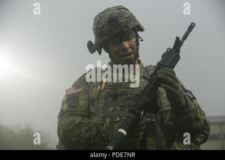 Us-Armee WO1 Jonathan R. Myers, ein Eingeborener von Allentown, PA, der 501St Military Intelligence Brigade zugeordnet, beobachtet seine M4-Karabiner während der Achten Armee besten Krieger Wettbewerb im Camp Casey, der Republik Korea, 17. Mai 2018. Die Achte Armee besten Krieger Wettbewerb wird gehalten, zu erkennen und die qualifiziertesten Junior wählen Sie Soldaten und nicht-Officer achte Armee bei der US-Army Pacific besten Krieger Konkurrenz an Schofield Barracks, HI darzustellen in Auftrag gegeben. Der Wettbewerb wird auch die Officer, Warrant Officer und koreanischen Augmentation der US-Armee erkennen s Stockfoto