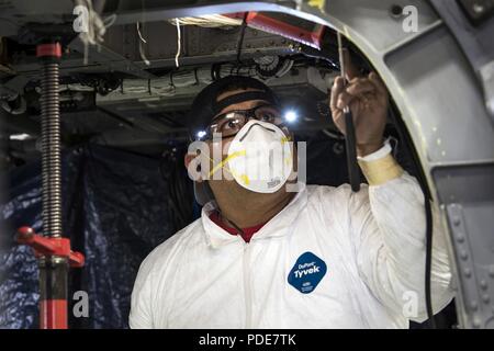 Erasmo Leal, Maschinist vom Corpus Christi Armee Depot (CCAD), reinigt ein HH-60G Pave Hawk Geländer, 15. Mai 2018, bei Moody Air Force Base, Ga Flieger aus dem 723 d Aircraft Maintenance Squadron zusammen mit Maschinisten aus der CCAD führte eine umfassende strukturelle abzureißen und die Wiederherstellung auf einem HH-60G Pave Hawk. Sobald das Flugzeug abgerissen wurde, Flieger und die maschinisten Reparaturen durchgeführt, die für alle ihre Komponenten vor der ähnelt. Stockfoto