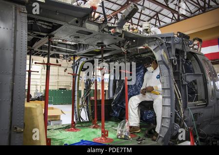 Erasmo Leal, Maschinist vom Corpus Christi Armee Depot (CCAD), inspiziert seine Werkzeuge, 15. Mai 2018, bei Moody Air Force Base, Ga Flieger aus dem 723 d Aircraft Maintenance Squadron zusammen mit Maschinisten aus der CCAD führte eine umfassende strukturelle abzureißen und die Wiederherstellung auf einem HH-60G Pave Hawk. Sobald das Flugzeug abgerissen wurde, Flieger und die maschinisten Reparaturen durchgeführt, die für alle ihre Komponenten vor der ähnelt. Stockfoto