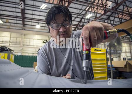 Ein Maschinist vom Corpus Christi Armee Depot (CCAD), Schrauben, Löcher in einem HH-60G Pave Hawk panel, 15. Mai 2018, bei Moody Air Force Base, Ga Flieger aus dem 723 d Aircraft Maintenance Squadron zusammen mit Maschinisten aus der CCAD führte eine umfassende strukturelle abzureißen und die Wiederherstellung auf einem HH-60G Pave Hawk. Sobald das Flugzeug abgerissen wurde, Flieger und die maschinisten Reparaturen durchgeführt, die für alle ihre Komponenten vor der ähnelt. Stockfoto