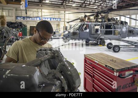 Einen Flieger aus dem 723 d Aircraft Maintenance Squadron (AMXS), prüft ein Zubehör Modul, 15. Mai 2018, bei Moody Air Force Base, Ga Flieger aus dem 723 d AMXS zusammen mit Maschinisten aus dem Corpus Christi Armee Depot führte eine umfassende strukturelle abzureißen und die Wiederherstellung auf einem HH-60G Pave Hawk. Sobald das Flugzeug abgerissen wurde, Flieger und die maschinisten Reparaturen durchgeführt, die für alle ihre Komponenten vor der ähnelt. Stockfoto