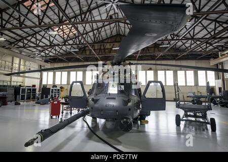 Flieger von der 723 d Aircraft Maintenance Squadron (AMXS), Reparatur Rotoren auf ein HH-60G Pave Hawk, 15. Mai 2018, bei Moody Air Force Base, Ga Flieger aus dem 723 d AMXS zusammen mit Maschinisten aus dem Corpus Christi Armee Depot führte eine umfassende strukturelle abzureißen und die Wiederherstellung auf einem HH-60G Pave Hawk. Sobald das Flugzeug abgerissen wurde, Flieger und die maschinisten Reparaturen durchgeführt, die für alle ihre Komponenten vor der ähnelt. Stockfoto