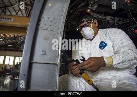 Erasmo Leal, Maschinist vom Corpus Christi Armee Depot (CCAD), inspiziert seine Werkzeuge, 15. Mai 2018, bei Moody Air Force Base, Ga Flieger aus dem 723 d Aircraft Maintenance Squadron zusammen mit Maschinisten aus der CCAD führte eine umfassende strukturelle abzureißen und die Wiederherstellung auf einem HH-60G Pave Hawk. Sobald das Flugzeug abgerissen wurde, Flieger und die maschinisten Reparaturen durchgeführt, die für alle ihre Komponenten vor der ähnelt. Stockfoto