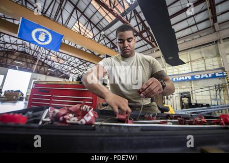 Flieger 1. Klasse Andre Butler, 723 d Aircraft Maintenance Squadron (AMXS) Crew Chief, zieht Kabel aus einem Werkzeugkasten, 15. Mai 2018, bei Moody Air Force Base, Ga Flieger aus dem 723 d AMXS zusammen mit Maschinisten aus dem Corpus Christi Armee Depot führte eine umfassende strukturelle abzureißen und die Wiederherstellung auf einem HH-60G Pave Hawk. Sobald das Flugzeug abgerissen wurde, Flieger und die maschinisten Reparaturen durchgeführt, die für alle ihre Komponenten vor der ähnelt. Stockfoto