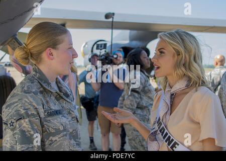 Marina Grau, Miss Germany 2018, spricht mit Flieger Madison Sadowski, ein Spezialist für die Wartung von Flugzeugen 2 Aircraft Maintenance Squadron zugeordnet, in Barksdale Air Force Base in Louisiana, 15. Mai 2018. Grau, ein Soldat in der Maine National Guard, sprach mit Sadowski und andere Flieger über den Dienst und das Leben im Militär während Ihrem Besuch in Barksdale AFB mit anderen Kandidaten im Fräulein USA Pageant 2018. Stockfoto