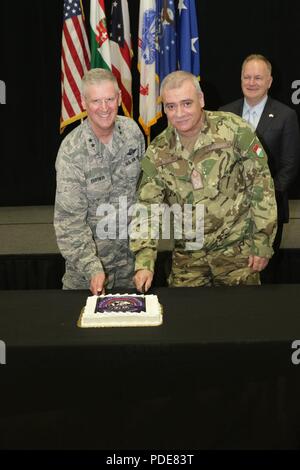 Generalmajor Mark E. Bartman (links), Ohio Adjutant General und Generalmajor Istvan Szabó, stellvertretender Chef der Verteidigung für die ungarischen Streitkräfte, schneiden Sie einen Kuchen bei einer Festveranstaltung zum 25-jährigen Jubiläum des Ungarischen Partnerschaft mit der Ohio nationalen Schutz durch den Staat Partnership Program, 14. Mai 2018, an der Generalmajor Robert S. Beightler Waffenkammer in Columbus, Ohio. Das SPP ist ein Verteidigungsministerium initiative Paarung Länder mit nationalen US-Staaten" Wachen, das entworfen ist, zivil-militärische Beziehungen zu fördern und die regionale Sicherheit zu stärken. (Ohio National Guard Stockfoto