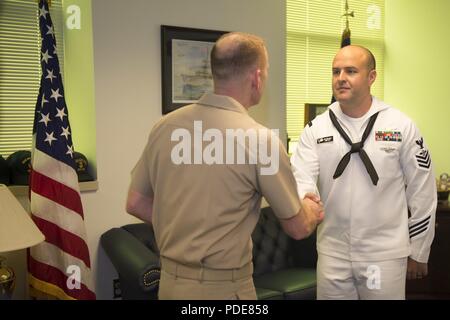 Air Crewman (Operator) 1. Klasse John Herrman, einer von vier 2017 Marine Segler des Jahres, Austausch Geschenke mit MCPON Steven S. Giordano während Segler des Jahres Woche. Die Woche, bewirtet durch MCPON Giordano, bringt vier Top der Marine Seeleute nach Washington D.C., wo sie für ihre herausragenden Beiträge anerkannt sind und zu Chief Petty Officer erweitert. Stockfoto